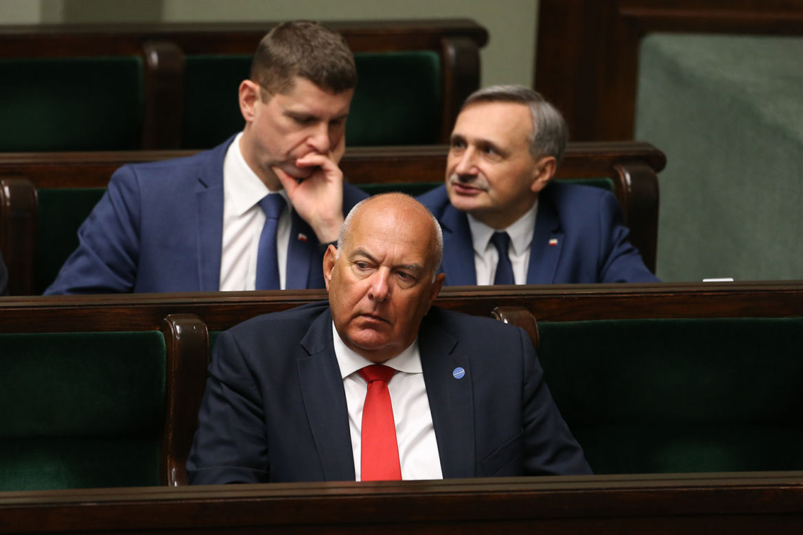 Ministrowie Zjednoczonej Prawicy z uwagą przysłuchują się debacie nad zrównoważonym budżetem