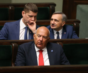 Ministrowie Zjednoczonej Prawicy z uwagą przysłuchują się debacie nad zrównoważonym budżetem