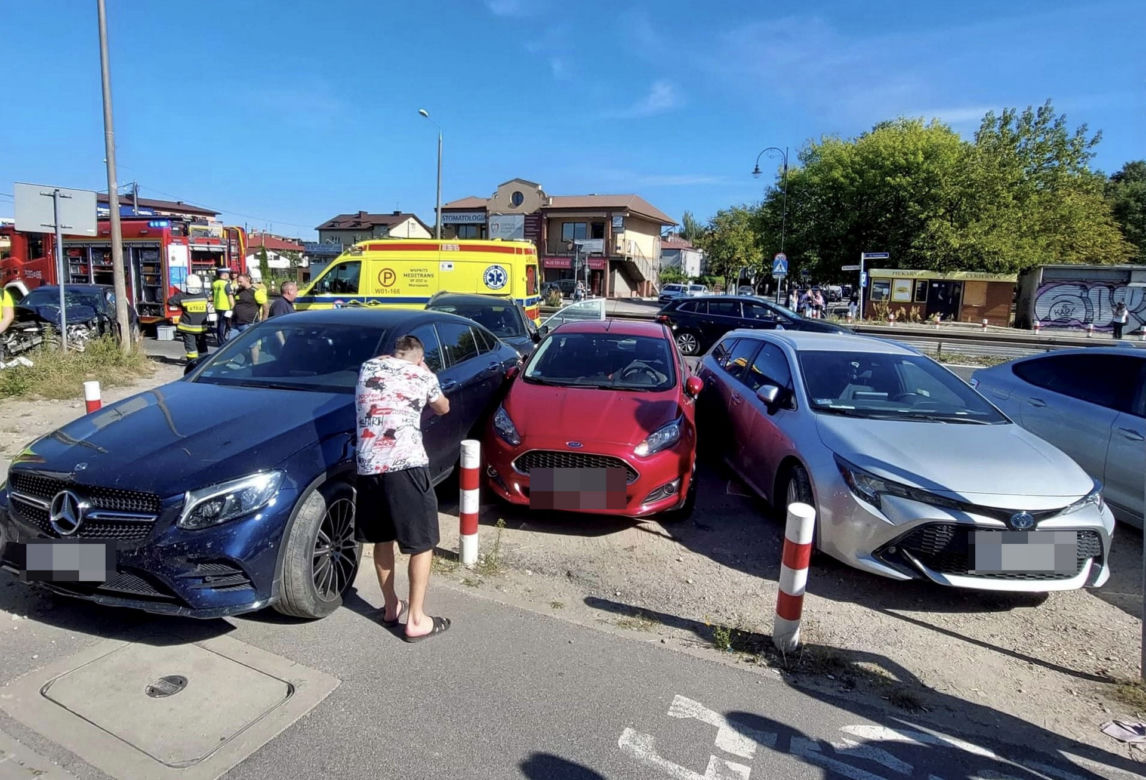 Samochodowe domino na al. Krakowskiej w Raszynie. Samochody wpadały na siebie jeden za drugim