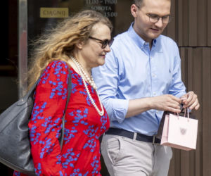 Posłanka Piekarska z Adrianem Witczakiem kupowali bransoletkę