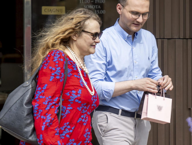 Posłanka Piekarska z Adrianem Witczakiem kupowali bransoletkę