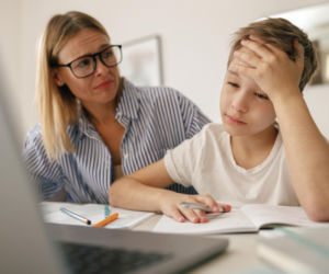 To częsty błąd przy odrabianiu lekcji. Przez to dzieciom „zacina się” myślenie