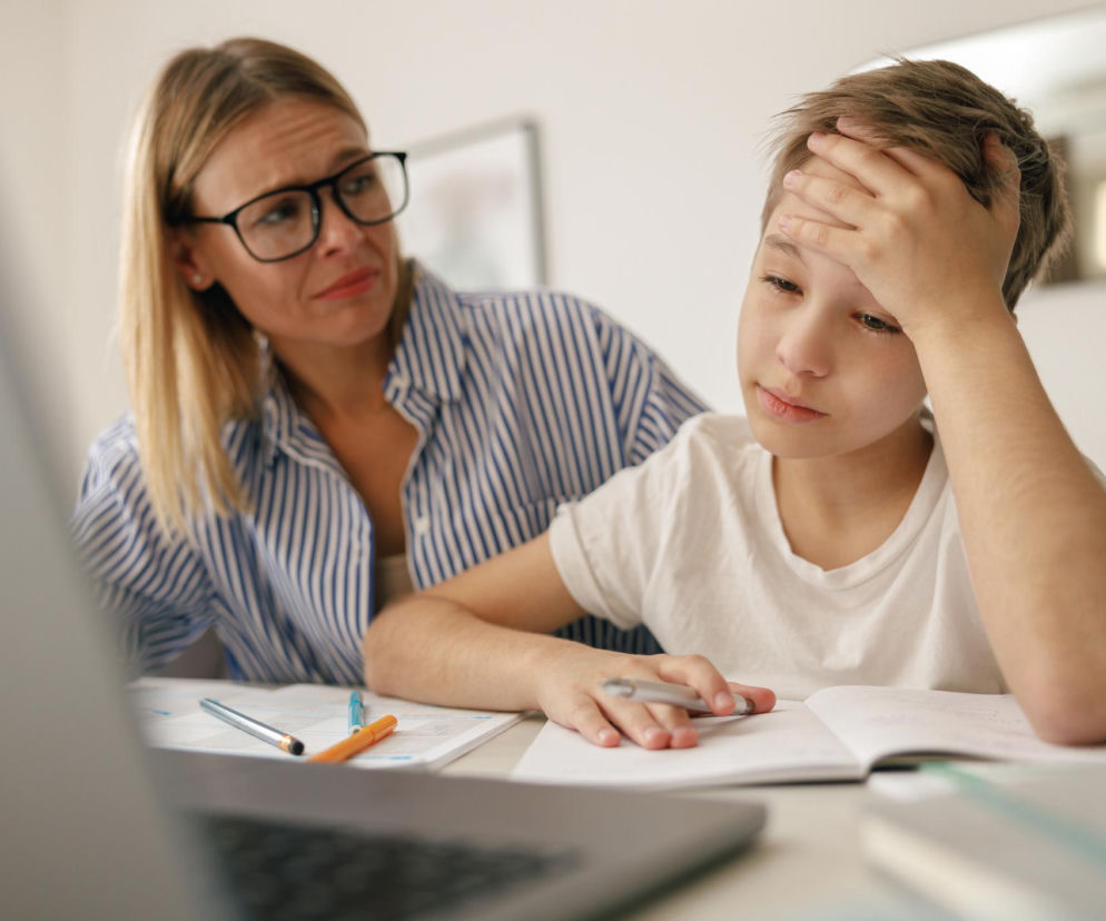 To częsty błąd przy odrabianiu lekcji. Przez to dzieciom „zacina się” myślenie