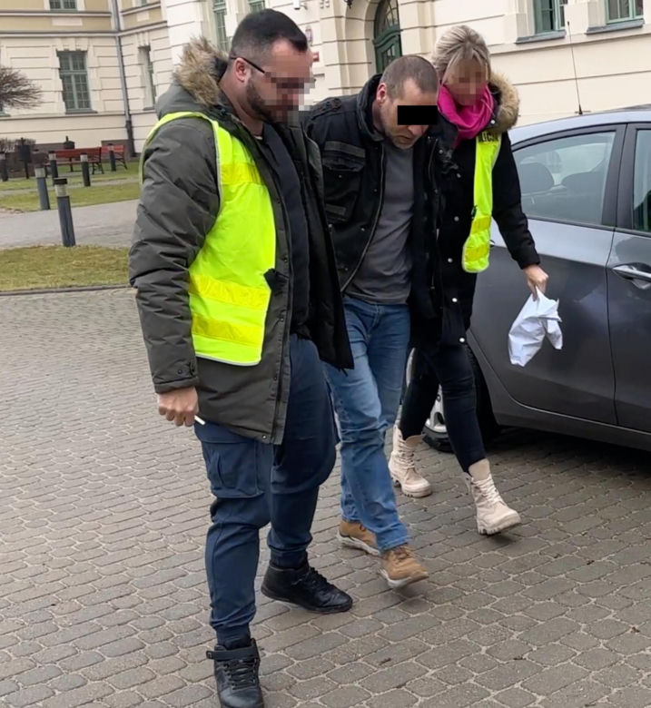 Rabuś z Ostródy napadł na stację. Zamiast wielkiej fortuny, zabrał białego misia