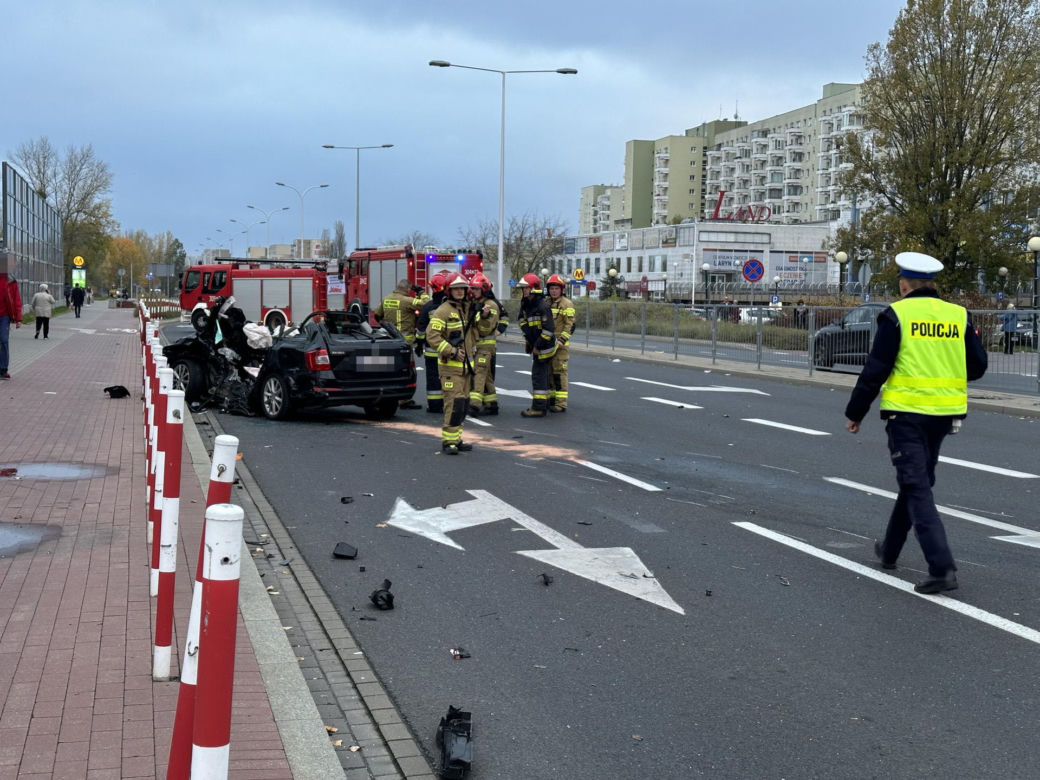Potężne zderzenie samochodów osobowych w Warszawie. Trzy osoby ranne, jedna w stanie krytycznym