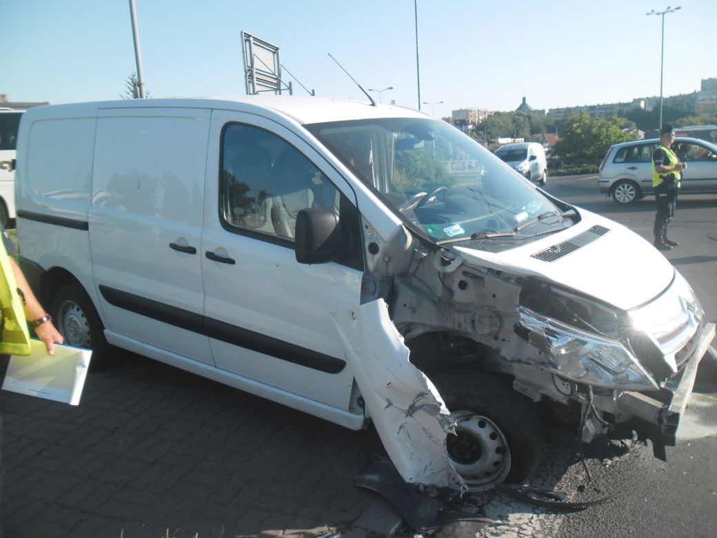 Gniezno. Szalony rajd 62-latka! Zniszczył kilka samochodów i przydrożne znaki