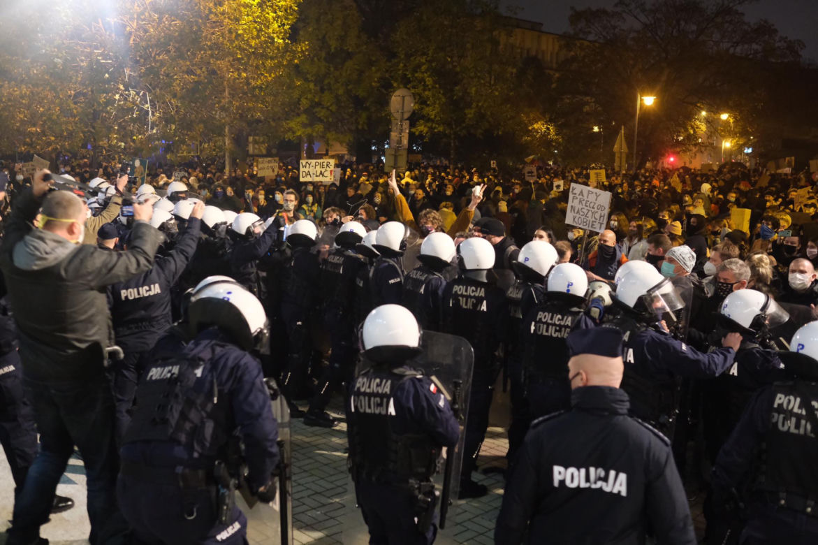 Strajk kobiet w Katowicach. Policja użyła gazu. Są zatrzymania [ZDJĘCIA]