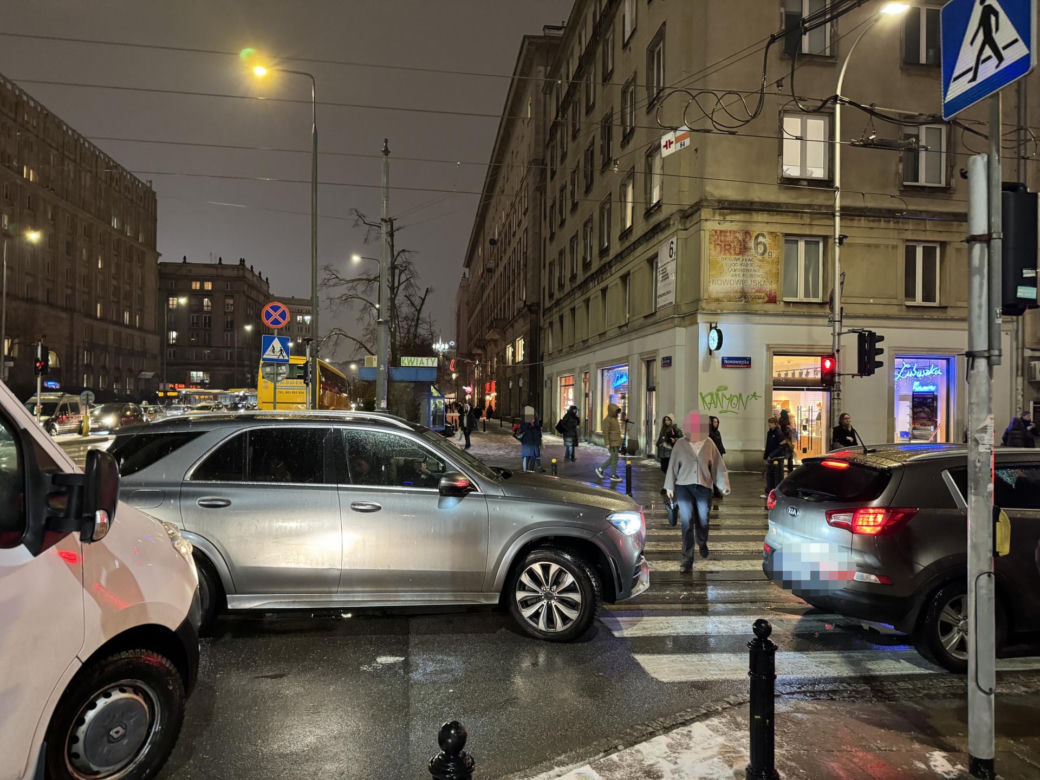Totalny paraliż Warszawy. Gigantyczne opóźnienia autobusów i tramwajów, kierowcy w korkach