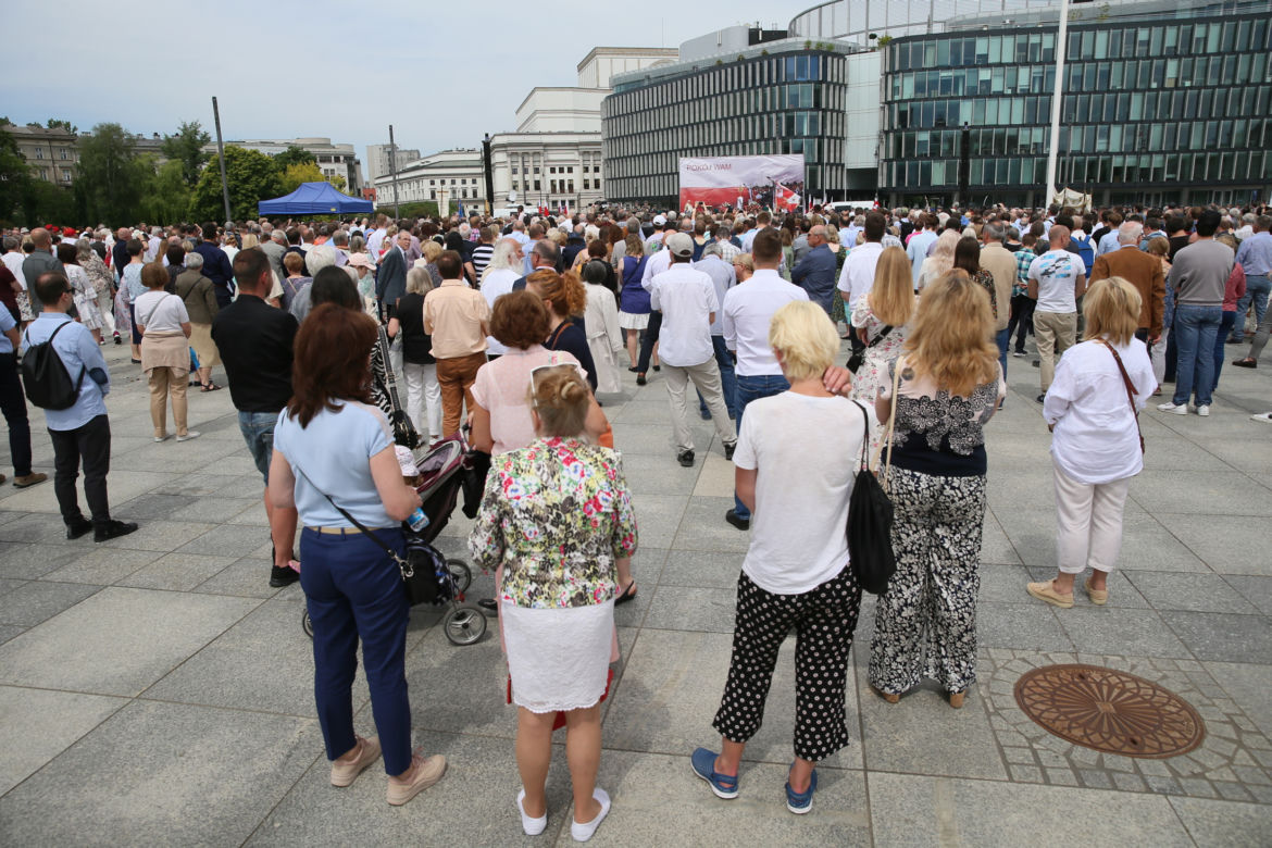 Centralna procesja Bożego Ciała w Warszawie. Ołtarze nawiązywały do wojny