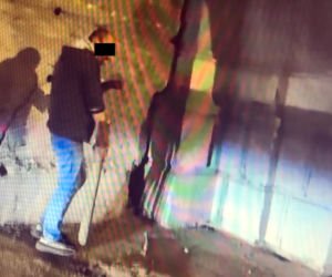 Agresywny mężczyzna dewastował przejeżdżające auta w Warszawie