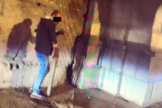 Agresywny mężczyzna dewastował przejeżdżające auta w Warszawie