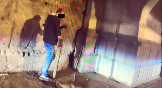 Agresywny mężczyzna dewastował przejeżdżające auta w Warszawie