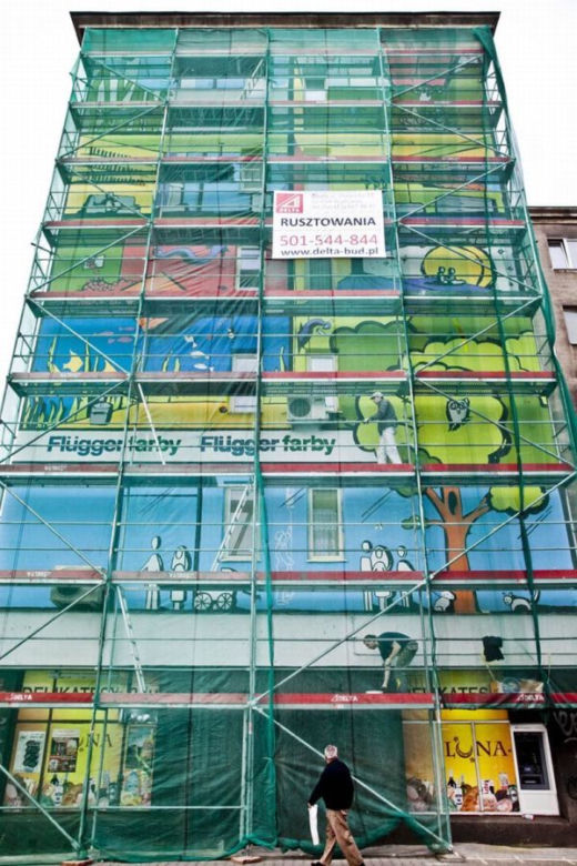 Mural na ścianie kamienicy na warszawskiej Woli