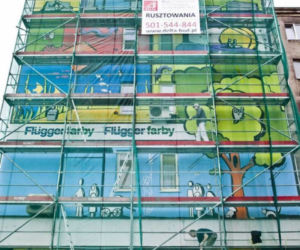Mural na ścianie kamienicy na warszawskiej Woli
