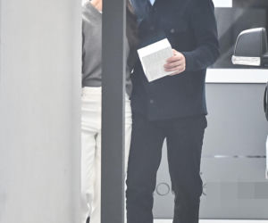 Marcin Mroczek z dziewczyną w cukierni