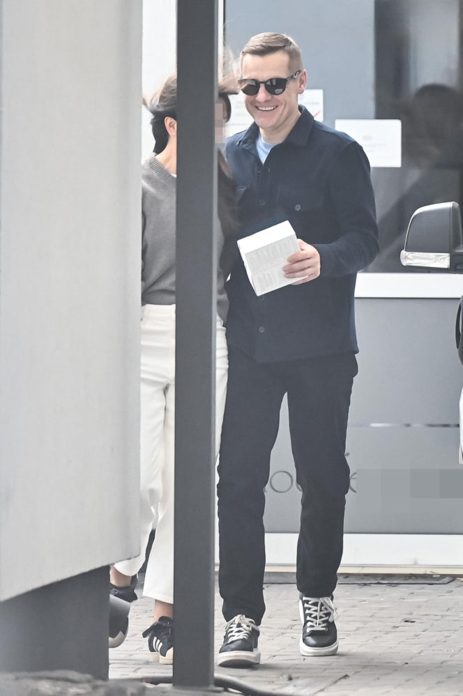 Marcin Mroczek z dziewczyną w cukierni