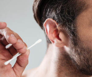 Nigdy nie rób tego po prysznicu. Popularny nawyk to prosta droga do „ucha pływaka”