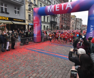 23. Festiwal Biegów Świętych Mikołajów w Toruniu. Zdjęcia ze starówki