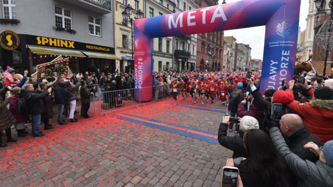 23. Festiwal Biegów Świętych Mikołajów w Toruniu. Zdjęcia ze starówki