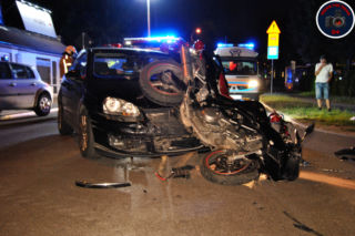 Raszyn: DRAMATYCZNY wypadek MOTOCYKLISTY. Maszyna ZAWISŁA na masce auta [GALERIA]