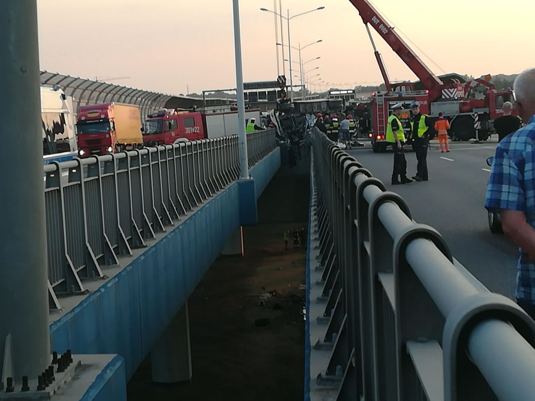Wypadek ciężarówki ze zbożem na Autostradowej Obwodnicy Wrocławia