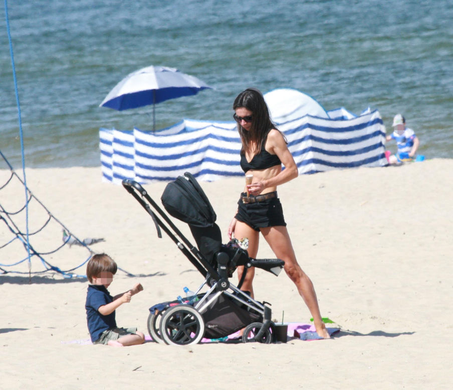 Marta Kaczyńska okopała się z synkiem na plaży