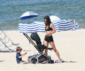 Marta Kaczyńska okopała się z synkiem na plaży