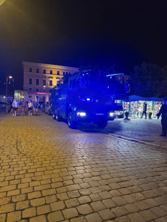 Wrocław. Burdy kibiców na Starym Rynku. Interweniowała policja [ZDJĘCIA].