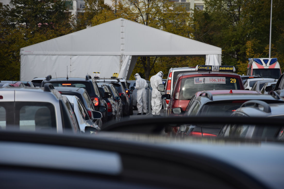 Kolejki na test na COVID-19. Dramat pacjentów 
