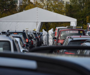 Kolejki na test na COVID-19. Dramat pacjentów 