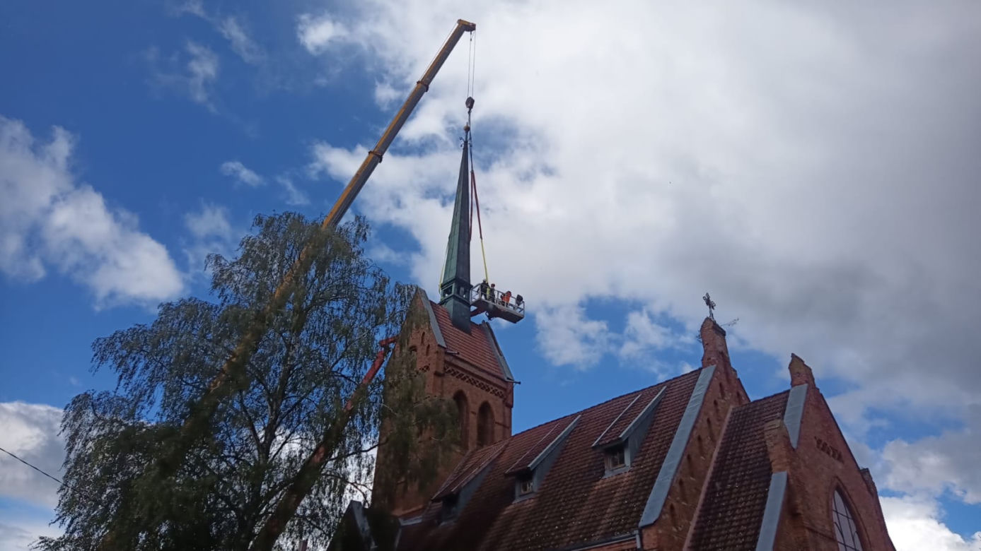 Iglica kościoła skrywała tajemnicę sprzed lat. Sensacyjne odkrycie w Juchowie