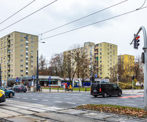 Miejsce po zdemontowanym stelażu reklamowym na rogu ul. Anielewicza i al. Jana Pawła II w Warszawie