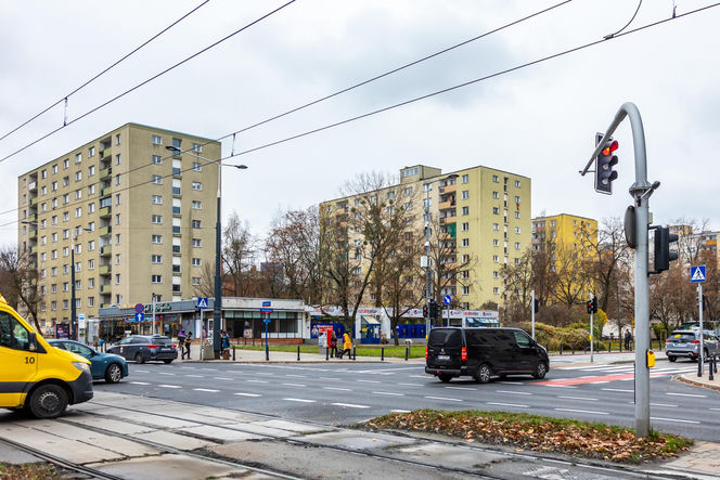 Miejsce po zdemontowanym stelażu reklamowym na rogu ul. Anielewicza i al. Jana Pawła II w Warszawie