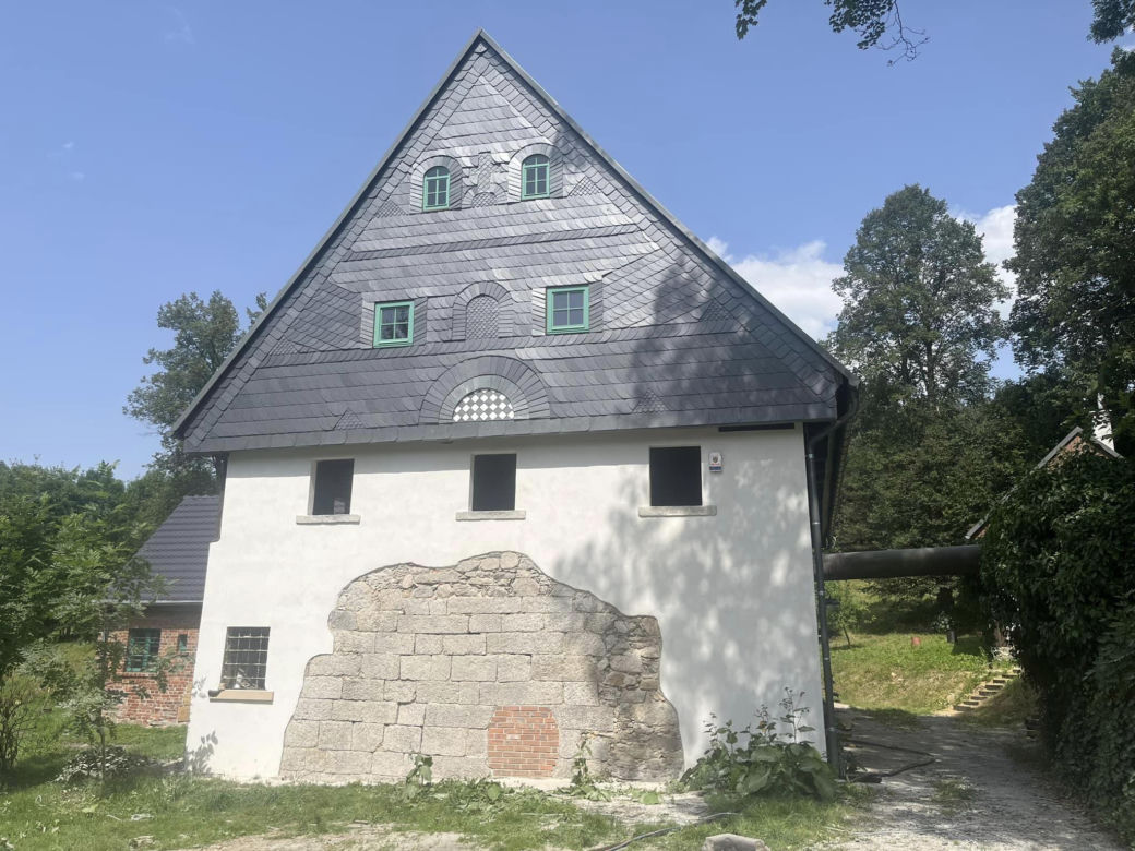 Młyn Wojciechów - przed remontem i po remoncie