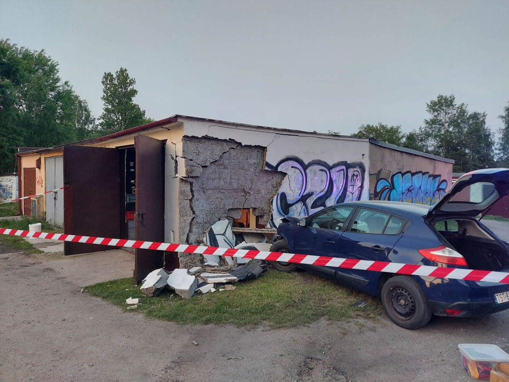 Pijany wjechał w garaż