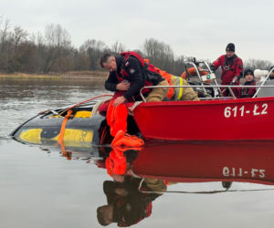 Elektryczny mercedes wydobyty z Narwi