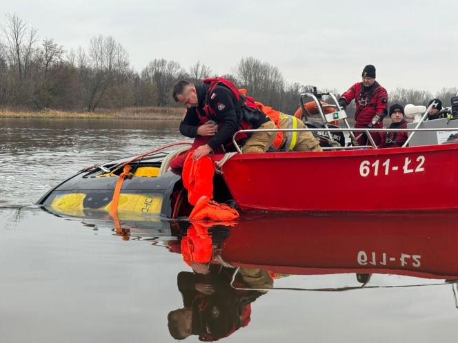 Elektryczny mercedes wydobyty z Narwi