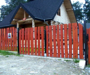 Ogrodzenie z desek na stalowym stelażu