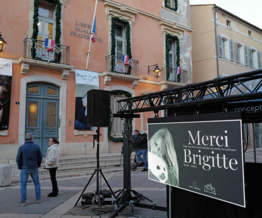 Francja pożegnała Brigitte Bardot. Wiemy, kto zjawił się na pogrzebie [ZDJĘCIA]