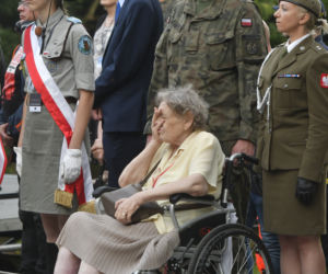 77. rocznica Powstania Warszawskiego. Wanda Traczyk Stawska przy pomniku Poległym Niepokonanym.