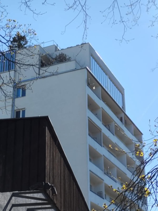 Penthouse'y dobudowane na szczycie bloku z epoki PRL