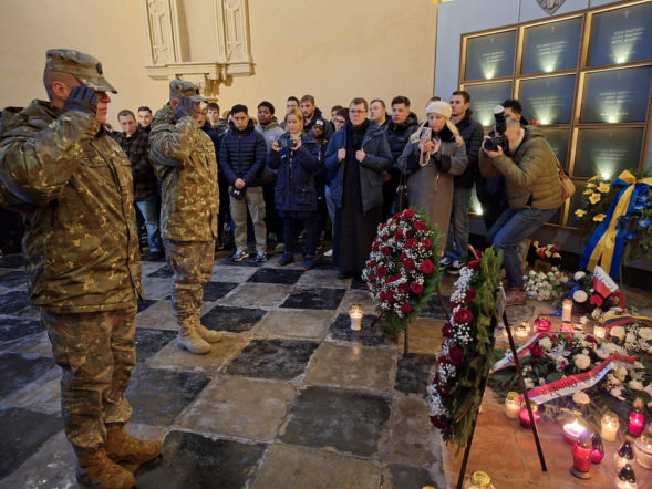 Żołnierze NATO oddali cześć poległym w powstaniu styczniowym w kaplicy na Cmentarzu na Rossie w Wilnie