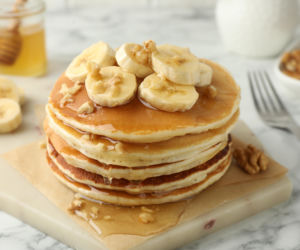 Te placuszki z 2 składników zrobisz w 5 minut. Najprostszy przepis na puszyste i zdrowe śniadanie