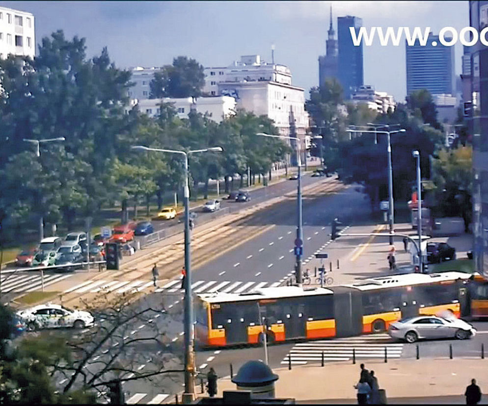 Tak mercedes taranuje autobus