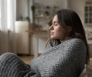 Masz dreszcze, choć nie jest ci zimno? Specjaliści mówią, kiedy trzeba zachować czujność