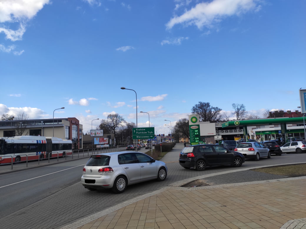 Kolejki na niektórych stacjach i przy bankomatach w Radomiu