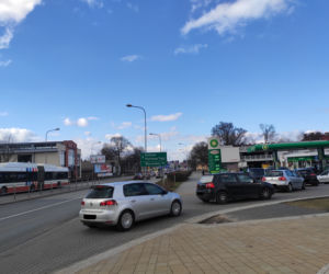 Kolejki na niektórych stacjach i przy bankomatach w Radomiu