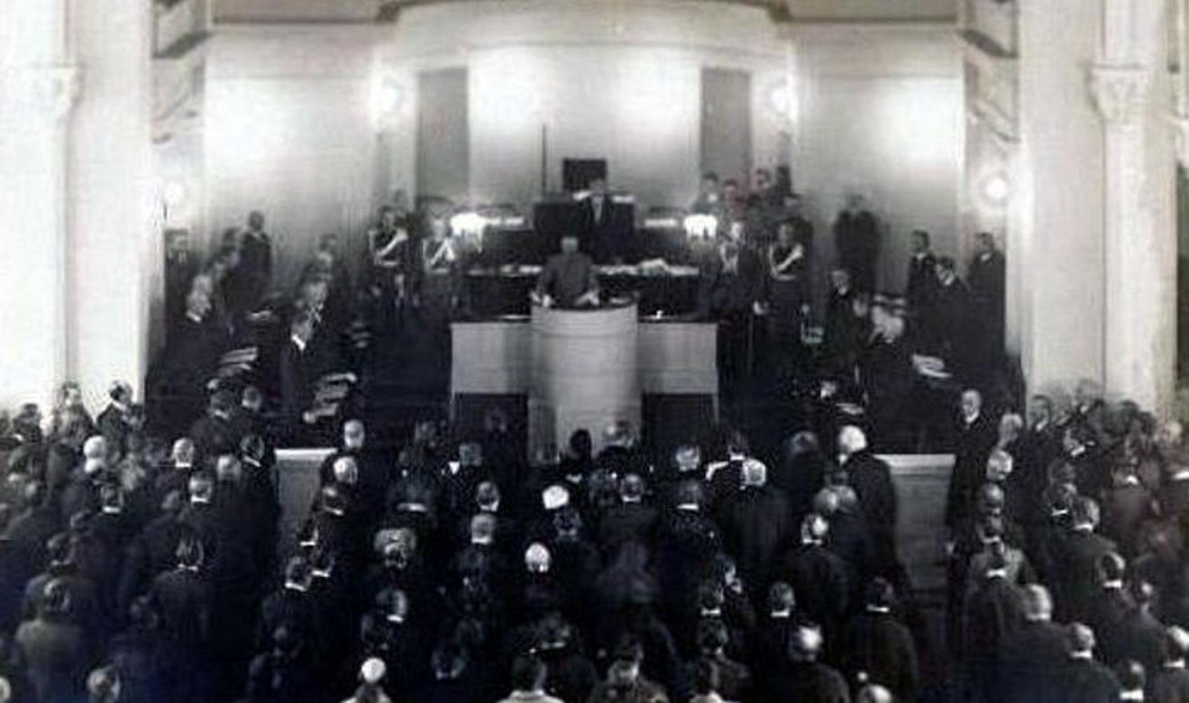 Krzyk narodzin II RP. Sejm II RP 17 marca 1921 roku uchwalił pierwszą, nowoczesną konstytucję
