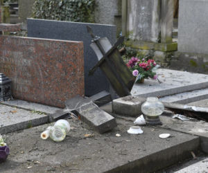 Powalone drzewa na Cmentarzu Powązkowskim