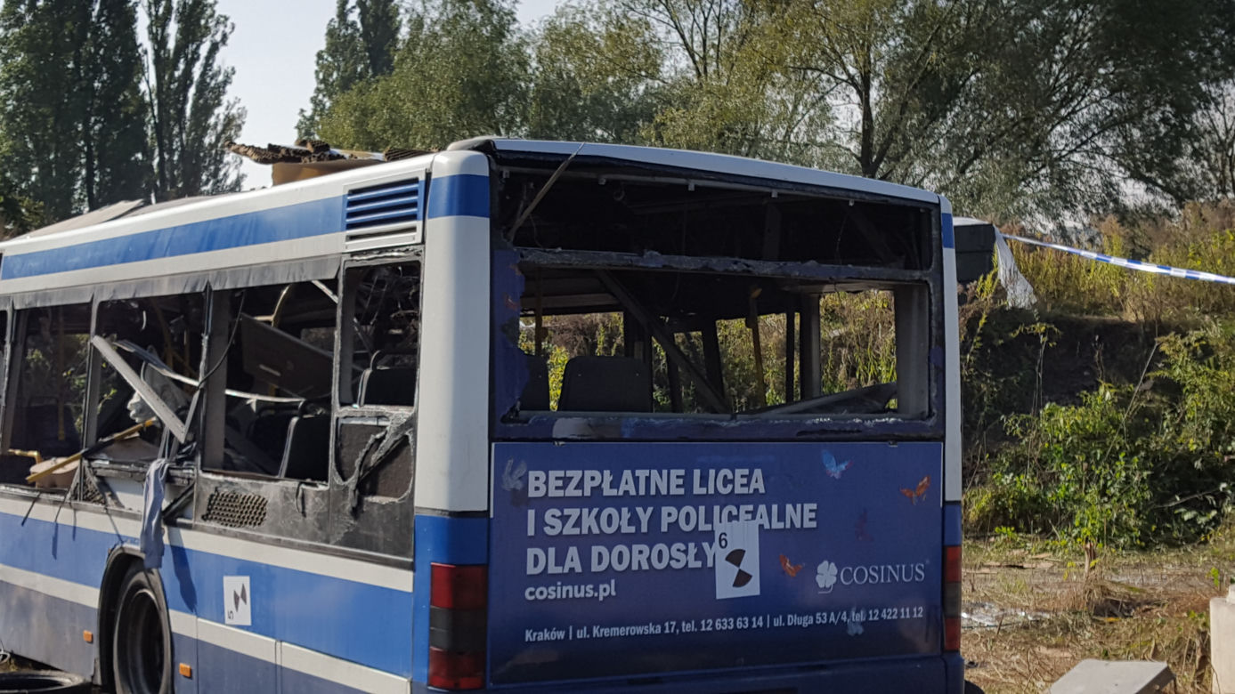 Tak wygląda autobus po wybuchu bomby, którą chciał stworzyć Paweł R.